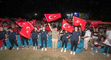 Başkan Soyer galibiyeti gençlerle kutladı