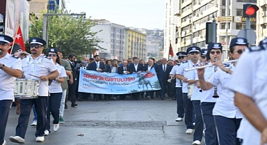 İzmir'de kurtuluş günü yürüyüşü