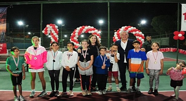 Balçova Cumhuriyet Tenis Turnuvası öğrencilere burs oldu