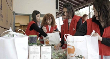 İzmir Büyükşehir Belediyesi gebelere sağlıklı paket desteği veriyor