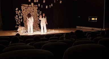 İzmir’de tiyatro şöleni yaşandı