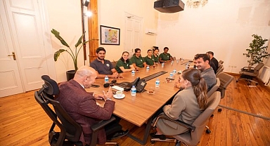 Urla’nın basketbolcu kadınları Soyer’i ziyaret etti