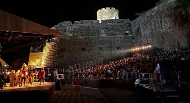 Deli Dumrul oyunu Bodrum Kalesi'nde ayakta alkışlandı