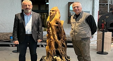 Ölmez ağacın gölgesinde ‘Suretler’