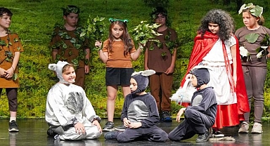 Gaziemirli çocuklar hayatı tiyatro sahnesinde öğreniyor