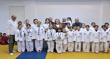 Geleceğin judocuları Konak’ta yetişiyor: Sarı kuşaklar Başkan Mutlu’dan