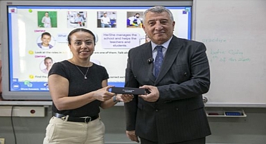 “Güzelbahçe Belediyesi’nden Öğretmenlere Kişiye Özel Kalem Hediye”