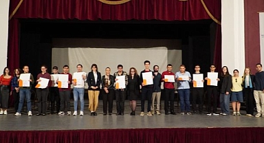 İş hayatına hazırlanan nöroçeşitli gençlerin mezuniyet sevinci