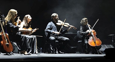 Dünyaca ünlü piyanist İzmir'de ayakta alkışlandı