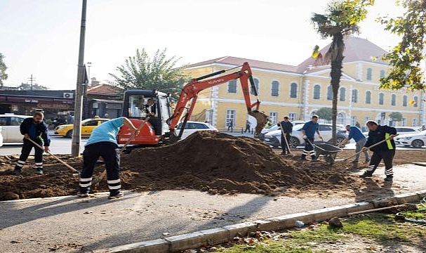 İzmir’in çehresi su tasarruflu bitkilerle güzelleşiyor