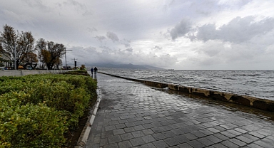 Fırtına duvarı Kordon’da taşkını önledi