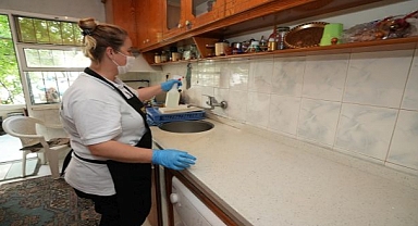 Gaziemir Belediyesi evleri temizliyor, hayatları kolaylaştırıyor