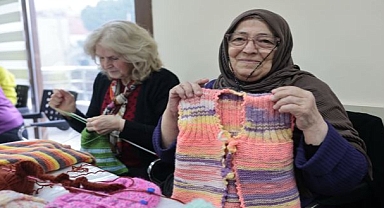 İyilik örüyor, çocukların yüreklerini ısıtıyorlar