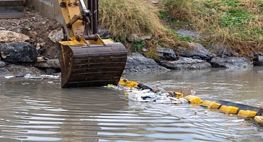 İzmir Büyükşehir Belediyesi ekipleri sağanak yağış ve fırtına nedeniyle seferber oldu