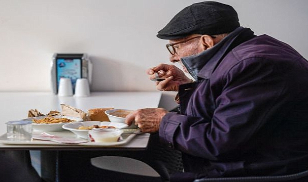 İzmir’de bir tabak yemekle hayatlar ısınıyor