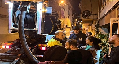 İzmir’de ekipler gece boyunca sahada