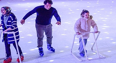 İzmir'de kışın keyfi buzda yaşanıyor