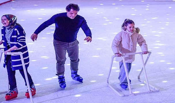 İzmir'de kışın keyfi buzda yaşanıyor