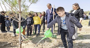 Başkan Tugay çocuklara verdiği sözü tuttu, fidanlar toprakla buluştu