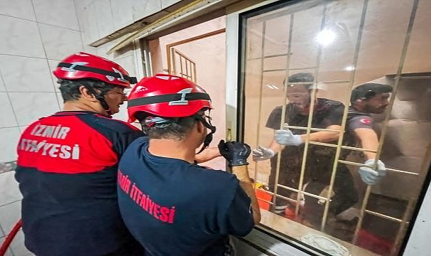 Apartman boşluğuna düşen vatandaş, itfaiye ekipleri tarafından kurtarıldı