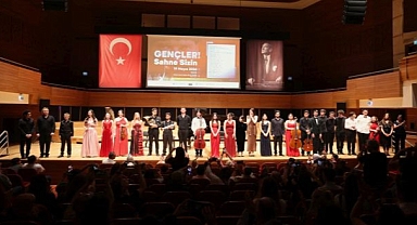 Gençler sahneye sahip çıktı