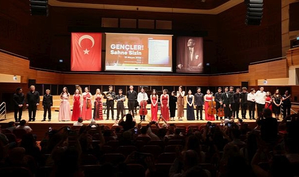Gençler sahneye sahip çıktı