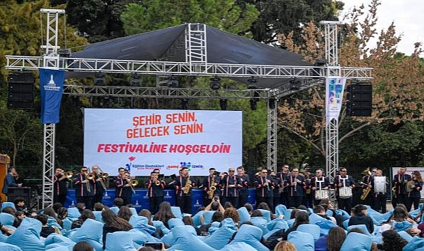İzmir gençlere alan açıyor