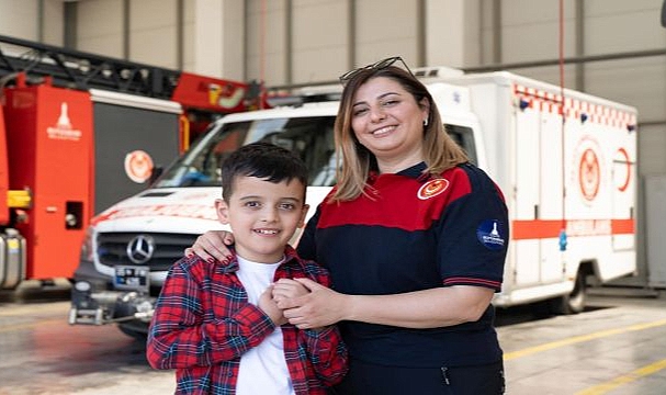 Yangında hayat kurtarıyor, evde oğlunun umudu oluyor