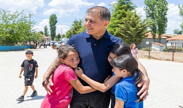 Başkan Tugay’dan Kirazlı çocuklara karne hediyesi