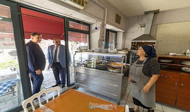 Başkan Tugay Güzelbahçe'de esnaf ve vatandaşlarla buluştu