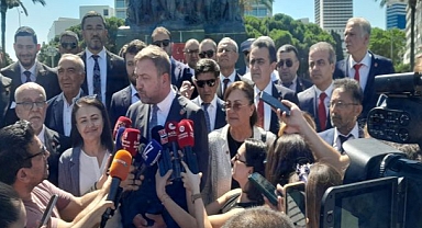 Gümrükçü yeni il yönetimiyle Atatürk Anıt'ına çelenk bıraktı
