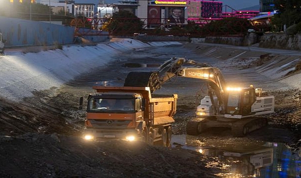 İZSU’dan Manda Çayı’nda 7/24 temizlik seferberliği