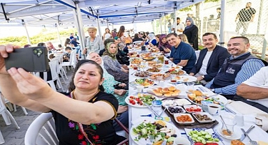 Toprakla buluşan kadınlar, hasat sevincini Başkan Tugay’la yaşadı