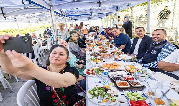 Toprakla buluşan kadınlar, hasat sevincini Başkan Tugay’la yaşadı