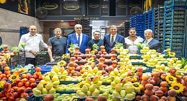 Başkan Tugay İzmir’in hal esnafıyla buluştu