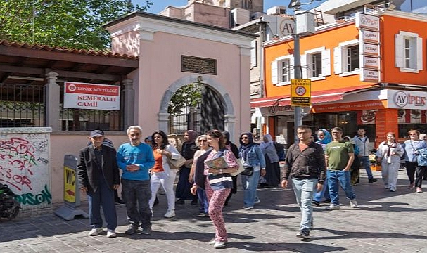 İzmir’in emeklileri kenti keşfetmeye devam ediyor