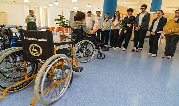İzmir’de empati parkuru: Engelleri deneyimleyerek fark ediyorlar