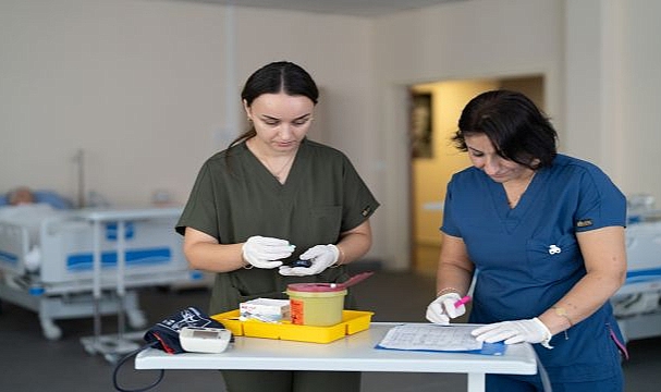 İzmir’in çınarlarına “anne sıcaklığı”nda bakım